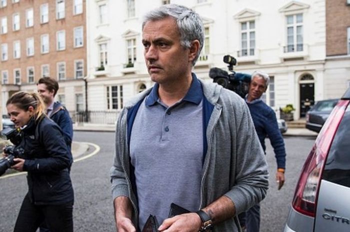 Jose Mourinho meninggalkan rumahnya di London, Inggris, 22 Mei 2016.