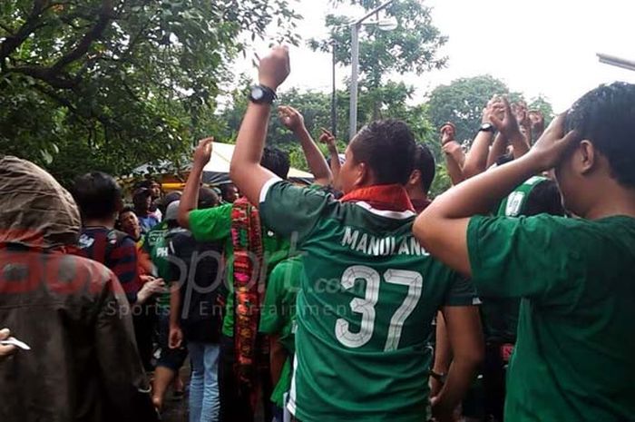 Suporter PSMS Medan, SMeCK menyanyikan yel yel di luar Stadion Manahan, Solo, Sabtu (3/2/2018)