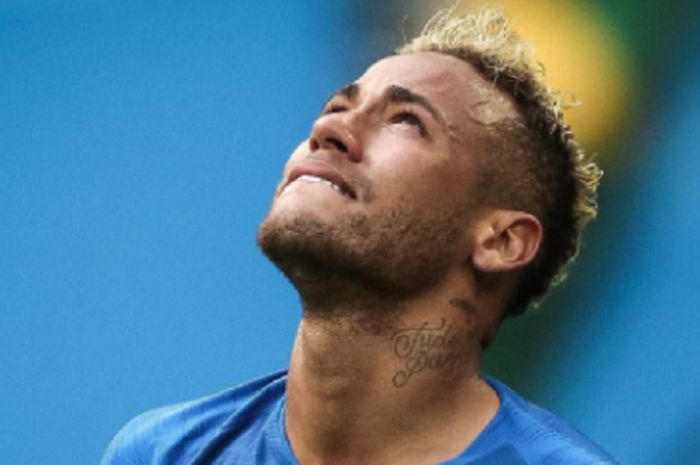 Ekspresi Neymar ketika timnya Brasil meladeni Kosta Rika di Saint Petersburg, Rusia, Jumat (22/6/2018)