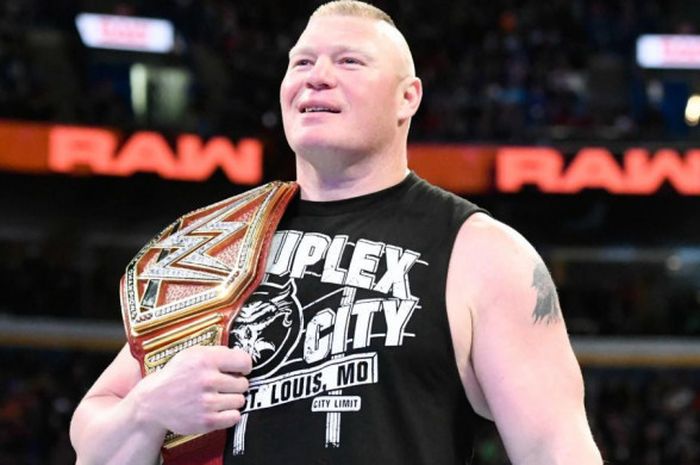 Brock Lesnar saat tampil sebagai pegulat dalam acara RAW produksi dari World Wrestling Entertainment (WWE).