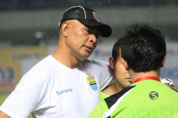 Pelatih caretaker Persib, Herrie Setyawan (bertopi) usai membawa timnya menang atas Mitra Kukar di Stadion GBLA, Kota Bandung, Sabtu (18/6/2016) malam. 