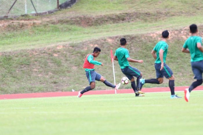 Para pemain timnas U-22 Indonesia sedang berlatih di Stadion UKM, Bangi, Selangor pada Minggu (13/8/2017) petang. 