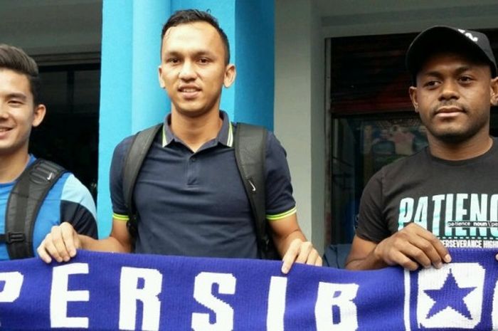 Tiga mantan pemain Persipasi Bandung Raya (PBR), Kim Jeffery Kurniawan (kir), Rachmad Hidayat (tengah), dan David Laly berpose di mes Persib Bandung, Kamis (21/1/2016).