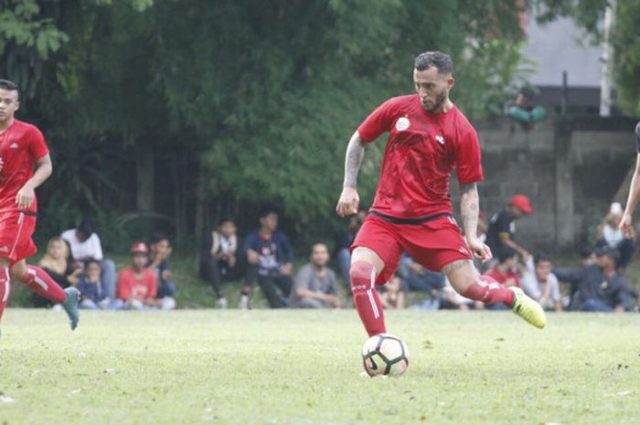 Gelandang asal Afghanistan, Faysal Shayesteh saat membela Persija pada uji coba kontra tim amatir MC Utama di lapangan ISCI, Ciputat, Tangerang Selatan, Rabu (27/12/2017) sore. 