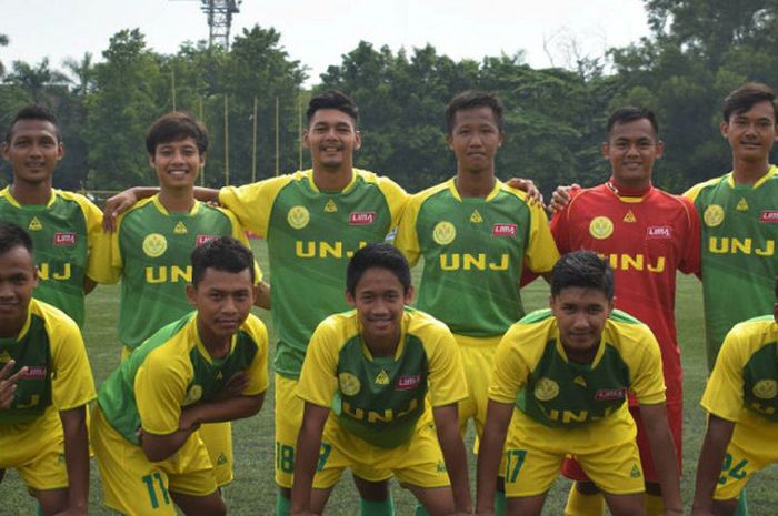 Tim sepak bola Universitas Negeri Jakarta (UNJ) berpose sebelum bertanding. 