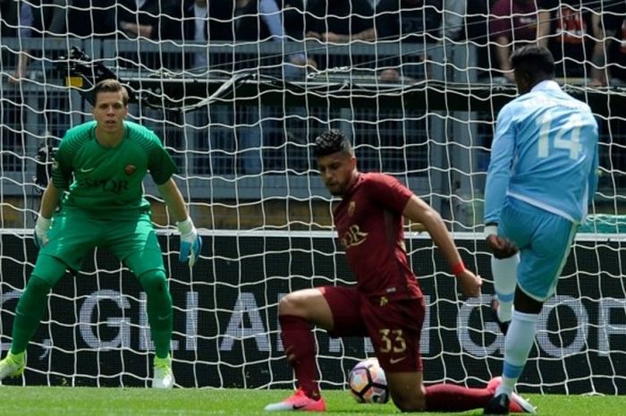 Proses terciptanya gol penyerang Lazio, Keita Balde Diao (14), ke gawang AS Roma dalam partai lanjutan Liga Italia di Stadion Olimpico, Roma, 20 April 2017.