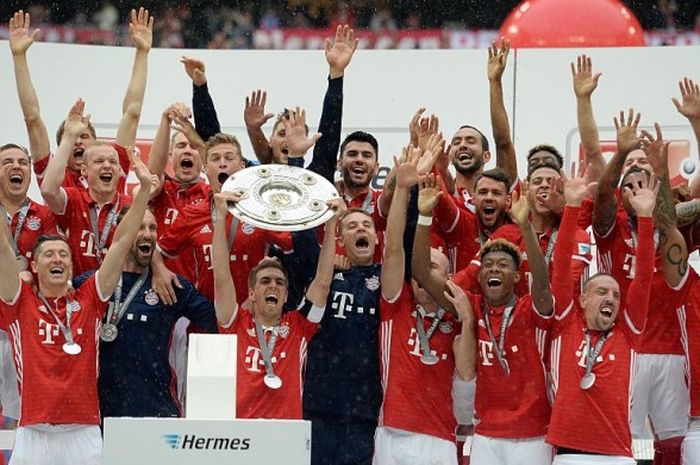 Para pemain Bayern Muenchen merayakan kesuksesan mereka menjuarai Bundesliga musim lalu setelah partai lawan Hannover di Allianz Arena, Muenchen, 14 Mei 2016.