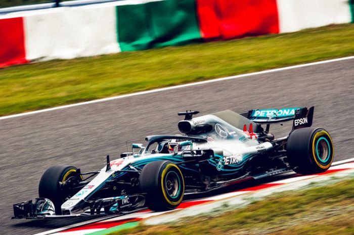 Lewis Hamilton (Mercedes) saat melintas di salah satu sudut Sirkuit Suzuka dalam sesi FP2 F1 GP Jepang 2018 yang berlangsung Jumat (5/10/2018).