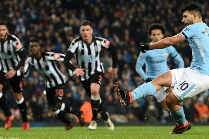 Penyerang Manchester City, Sergio Aguero, mencetak gol dari titik penalti ke gawang Newcastle United pada laga Liga Inggris di Stadion Etihad, Manchester, Sabtu (20/1/2018),