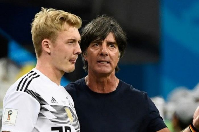 Julian Brandt mendengarkan masukan dari pelatih Joachim Loew jelang masuk sebagai pemain pengganti pada laga Jerman vs Swedia di Sochi, 23 Juni 2018. 