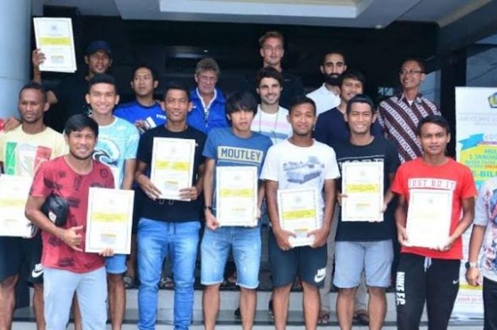Pemain Persela baik lokal maupun asing plus pelatihnya berpose usai mengurus NPWP di KPP Pratama, Lamongan pada Kamis (21/4/2016). 