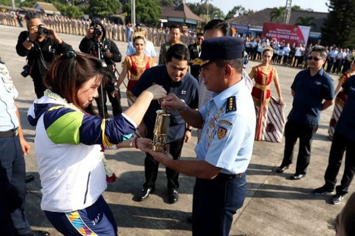 Mantan pebulu tangkis nasional Indonesia, Susy Susanti, yang membawa api dari India untuk kirab obor Asian Games 2018 menyerahkan api obor kepada Kepala Staf TNI Angkatan Udara (KSAU) Marsekal Madya TNI Yuyu Sutisna di Bandara Adi Sutjipto, Yogyakarta, Selasa (17/7/2018).