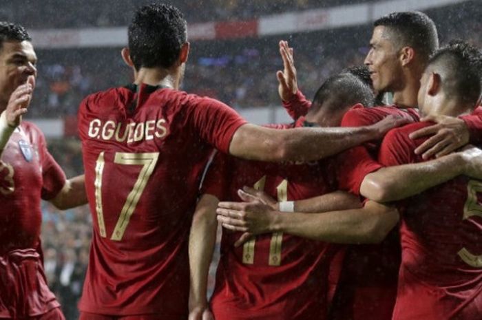 Para pemain timnas Portugal merayakan gol Goncalo Guedes ke gawang Aljazair pada laga uji coba di Lisbon, 7 Juni 2018. 