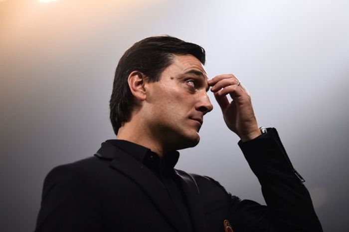 Reaksi pelatih AC Milan, Vincenzo Montella, sebelum dimulainya laga Grup D Liga Europa kontra AEK Athens di Stadion San Siro, Milan, Italia, pada 19 Oktober 2017.