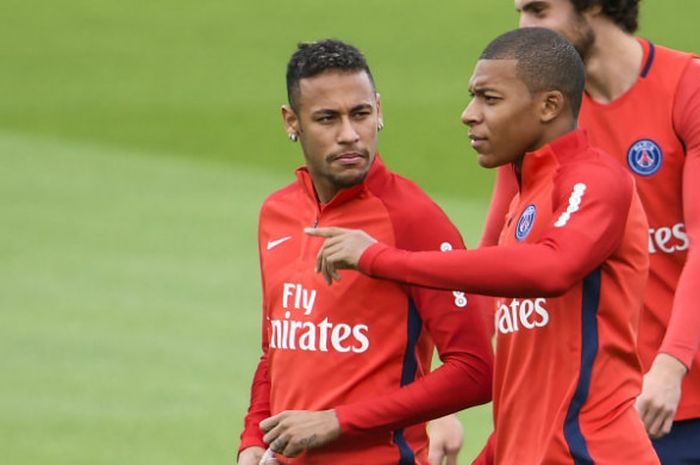 Pertemuan Neymar dan Kylian Mbappe dalam latihan Paris Saint-Germain, Rabu (6/9/2017)