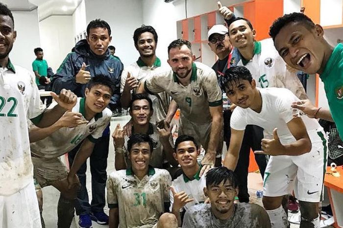 Foto bersama para pemain Timnas Indonesia pasca-laga kontra Mongolia dalam Aceh World Solidarity Cup 2017 di ruang ganti Stadion Harapan Bangsa, Banda Aceh, Senin (4/12/2017).