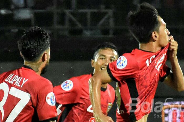 Pemain Bali United, Hanis Saghara (kanan) berlari sambil merayakan golnya di menit 90+2 yang dicetak ke gawang Tampines Rovers.