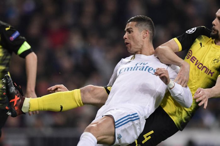 Bek Borussia Dortmund asal Serbia, Neven Subotic (kanan) saat berduel melawan Cristiano Ronaldo dari Real Madrid di ajang Liga Champions di Stadion Santiago Bernabeu, Madrid, 6 Dersember 2017.