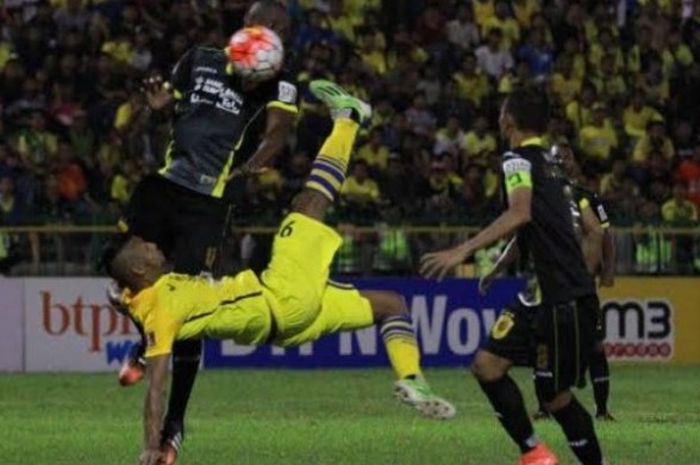 Salto Patrick da Silva yang membuatnya mencetak gol pertama Persegres ke gawang Sriwijaya FC di Stadion Tri Dharma, Gresik, Minggu (12/6/2016) malam. 