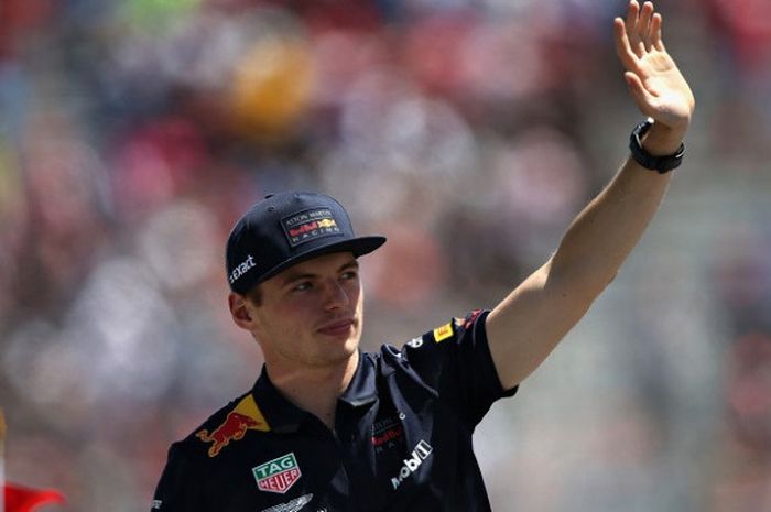 Pebalap Red Bull Racing, Max Verstappen, melambaikan tangan ke arah penonton saat parade pebalap seb