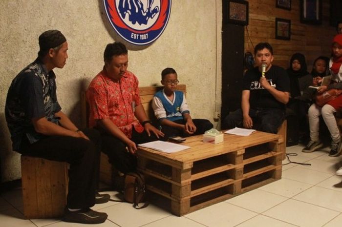 Media officer Arema FC, Sudarmaji, saat berbincang bersama perwakilan Yatim Mandiri di Kafe Ruang Ganti Arema FC pada 31 Maret 2017.