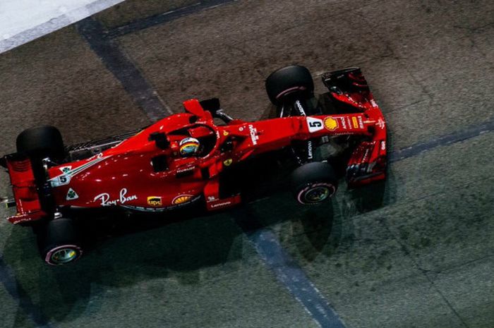 Pebalap Ferrari Sebastian Vettel memimpin latihan bebas ketiga GP Singapura di Sirkuit Jalan Raya Marina Bay, Singapura, Sabtu (15/9/2018).