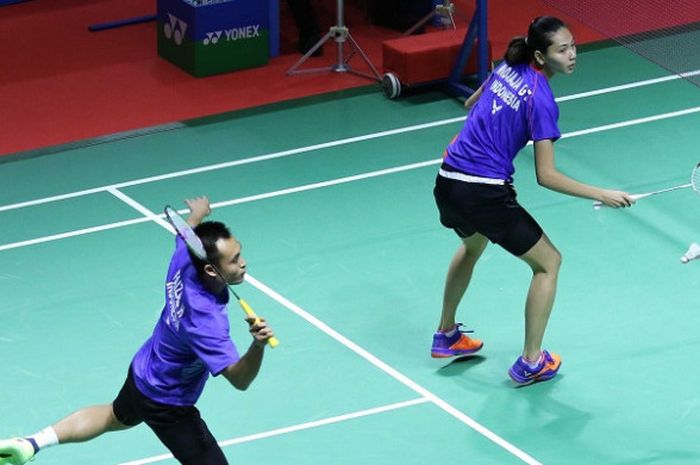 Pasangan ganda campuran Indonesia, Hafiz Faisal/Gloria Emanuelle Widjaja, mengembalikan kok ke arah Mathias Christiansen/Christinna Pedersen (Denmark) pada laga babak kedua Indonesia Open 2018 yang berlangsung di Istora Senayan, Jakarta, Kamis (5/7/2018).