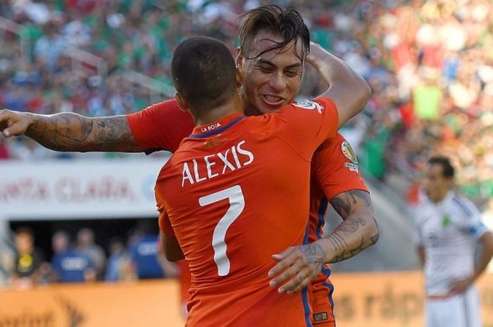 Penyerang Cile, Eduardo Vargas, merayakan gol yang dia cetak ke gawang Meksiko bersama Alexis Sanchez (7) dalam laga Copa America di Santa Clara, 18 Juni 2016.