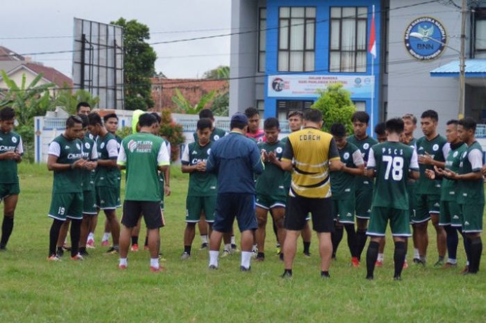 Skuat PSCS Cilacap saat berdoa bersama seusai latihan singkat di Lapangan Krida, Cilacap, Selasa (4/12/2018).