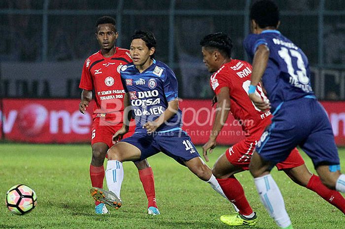Gelandang Arema FC, Adam Alis (kedua dari kiri), berupaya lepas dari pengawalan pemain Semen Padang dalam laga pekan ke-32 Liga 1 di Stadion Kanjuruhan Malang, Jawa Timur, Sabtu (04/11/2017) malam.