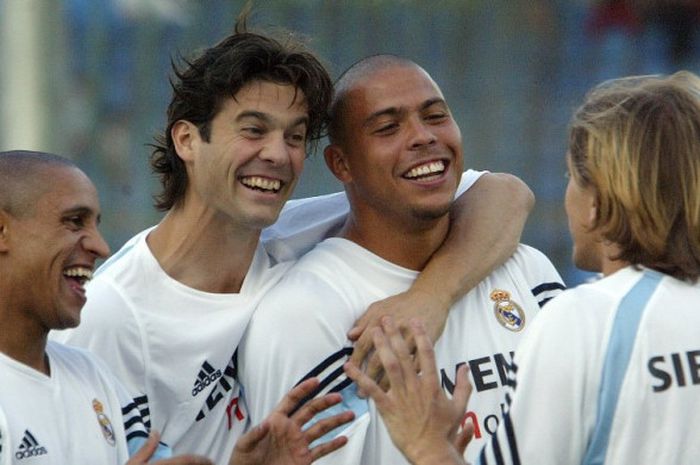 Dari kiri ke kanan: Roberto Carlos, Santiago Solari, Ronaldo, dan Michel Salgado, bercanda dalam sesi latihan Real Madrid, 21 Agustus 2003.