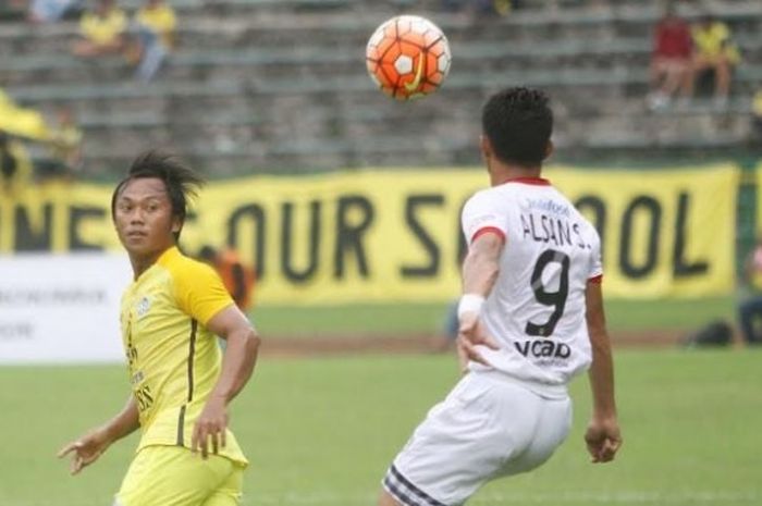 Gelandang Persegres, Jusmadi (kiri) mencoba menghadang aksi pemain depan Bali United, Alsan Sanda pada laga TSC 2016 di Stadion Tri Dharma, Gresik, 27 November 2016. 