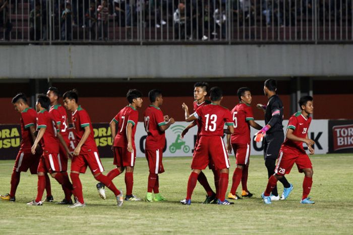 Timnas Indonesia U-19 saat uji coba lawan PSS Sleman, Sabtu (!2/8/2017)