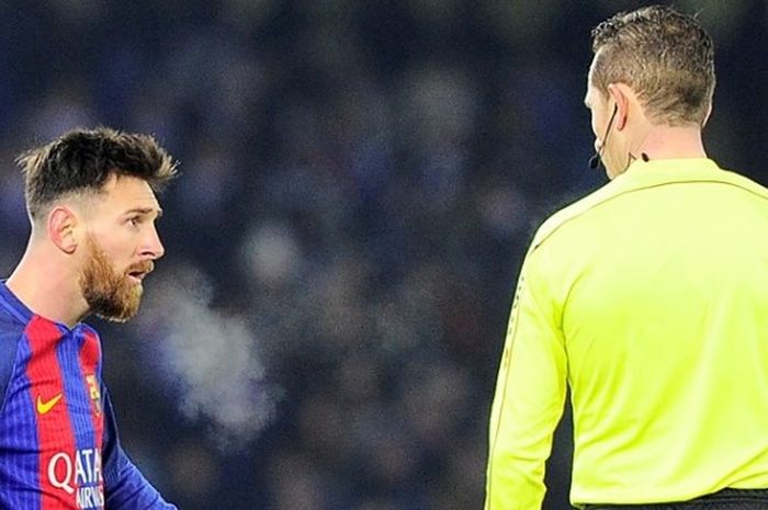 Bintang Barcelona, Lionel Messi, berbicara dengan wasit saat melawan Real Sociedad pada partai perempat final pertama Copa del Rey di Stadion Anoeta, 19 Januari 2017.