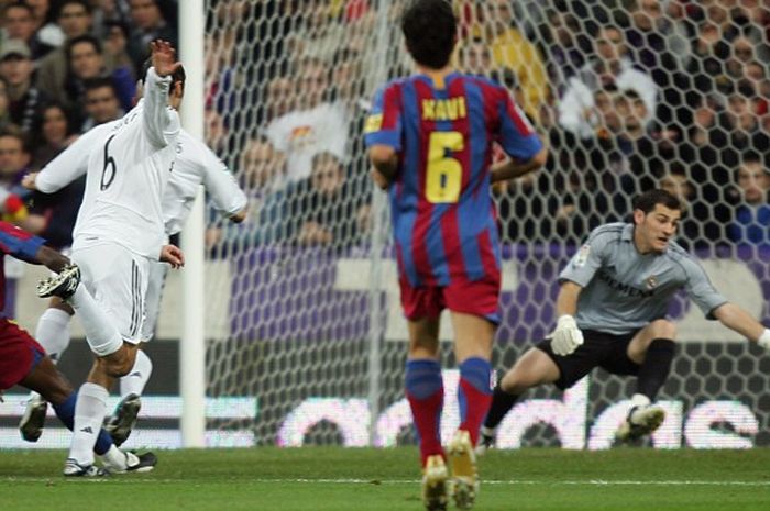 Iker Casillas menghalau upaya gol Samuel Eto'o dalam pertandingan La Liga antara Barcelona versus Real Madrid, 1 April 2006.