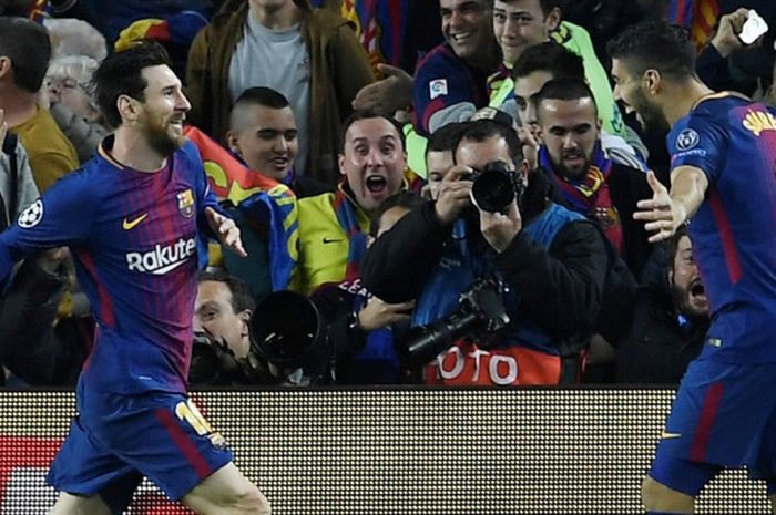 Megabintang FC Barcelona, Lionel Messi (kiri), merayakan golnya bersama Luis Suarez, dalam laga leg kedua babak 16 besar Liga Champions kontra Chelsea di Stadion Camp Nou, Barcelona, Spanyol, pada 14 Maret 2018.