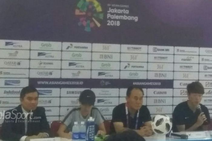 Pelatih dan pemain timnas U-23 Korea Selatan, Kim Hak-bum serta Hwang Ui-jo saat memberikan keterangan pers pasca laga kontra timnas U-23 Uzbekistan di Stadion Patriot Chandrabhaga, Bekasi, Senin (27/8/2018).