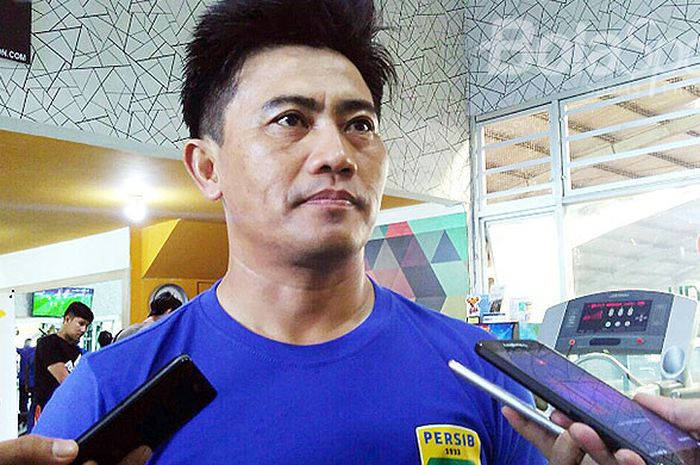 Pelatih fisik Persib Bandung, Yaya Sunarya, berbicara kepada media usai mendampingi timnya berlatih di di Sosi Universe Fitness, Kota Bandung, Kamis (8/3/2018).