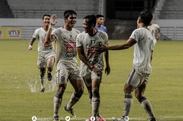 Para pemain PSS Sleman merayakan gol saat menghadapi tuan rumah Persiba Balikpapan, di stadion Batakan, Balikpapan, Minggu (1/4/2018).