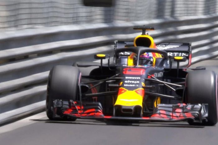 Pebalap Red Bull Racing, Daniel Ricciardo, mencetak waktu lap tercepat pada sesi latihan bebas ketiga (FP3) GP Monaco yang digelar di Circuit de Monaco, Monte Carlo, Monako, pada Sabtu (26/5/2018).