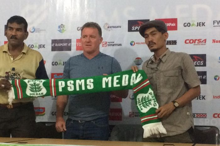 Peter Butler tiba di sekretariat PSMS Medan, Stadion Kebun Bunga. 