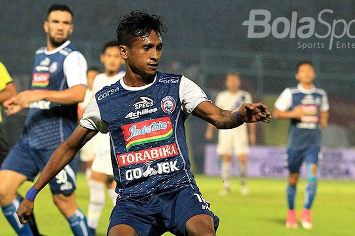 Aksi bek sayap Arema FC, Ricky Ohorella, saat tampil melawan PSIS Semarang pada laga Pekan ke-11 Liga 1 2018 di Stadion Kanjuruhan Kabupaten Malang, Jawa Timur, Jumat (01/06/2018) malam.