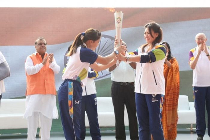 Peraih medali emas Olimpiade Barcelona 1992, Susy Susanti (kanan) menerima obor Asian Games 2018 dari peraih medali perunggu Olimpiade London 2012, MC Mary Kom (India) di India, Minggu (15/7/2018).