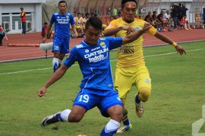Aksi winger belia Persib Bandung, Febri Hariyadi, dalam laga kontra Persegres Gresik United di Stadion Wibawa Mukti, Cikarang, Kabupaten Bekasi, Sabtu (22/10/2016).