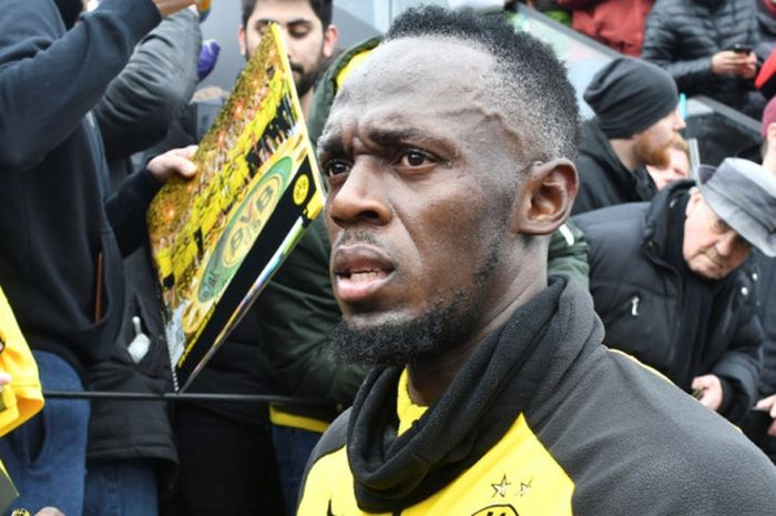 Legenda sprinter, Usain Bolt, memberikan tanda tangan kepada penggemar seusai menjalani sesi latihan bersama Borussia Dortmund di Dortmund, Jerman, pada 23 Maret 2018.