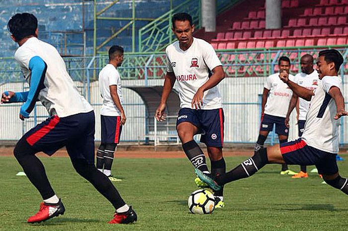 Pemain Madura United, Rasiman, mengikuti latihan rutin di Stadion Gelora Bangkalan, Madura, Rabu (29/8/2019).
