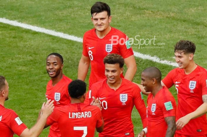 Para pemain timnas Inggris merayakan kemenangan 2-0 atas Swedia di babak perempat final Piala Dunia 2018, 7 Juli 2018 di Samara Arena.          