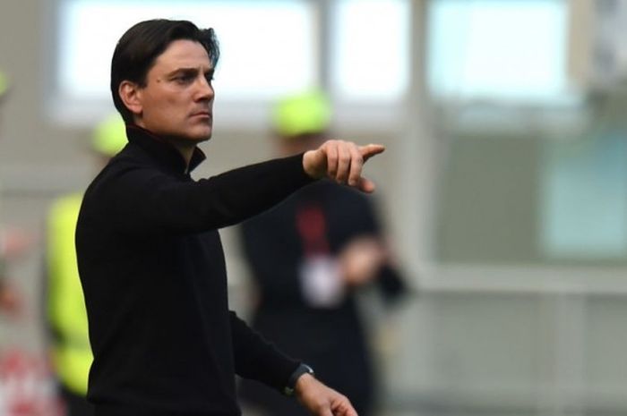 Pelatih AC Milan, Vincenzo Montella, memberikan instruksi kepada anak-anak asuhnya dalam laga Serie A kontra Palermo di Stadion San Siro, Milan, Italia, pada 9 April 2017.