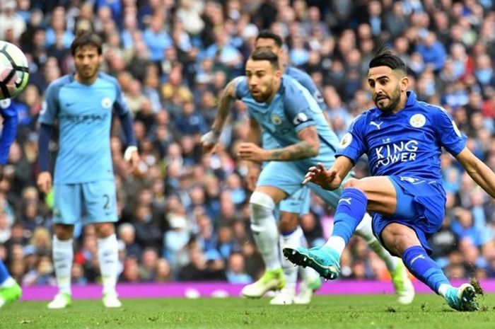 Riyad Mahrez (26) gagal mengeksekusi penalti saat Manchester City melawan Leicester City pada partai lanjutan Premier League - kasta pertama Liga Inggris - di Stadion Etihad, Sabtu (13/5/2017).