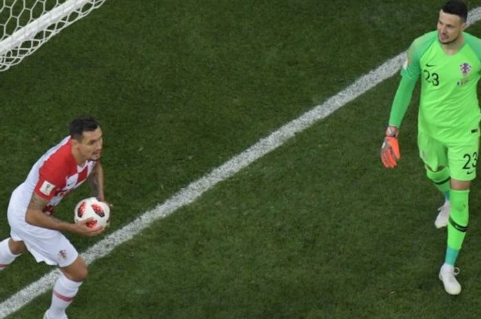 Bek timnas Kroasia, Dejan Lovren (kiri), mengambil bola dari dalam gawang yang dijaga Danijel Subasic (kanan) yang kebobolan lewat eksekusi penalti striker Prancis, Antoine Griezmann pada final Piala Dunia 2018, di Stadion Luzhniki, Moskow, pada Minggu (15/7/2018).
